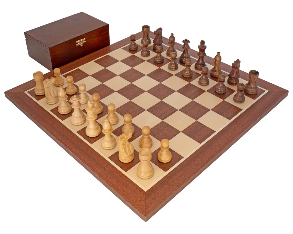 Ensemble French Knight Echiquier en Bois d'Acajou et Erable, Jeu d'Echecs en Bois de Rose Doré et Buis & Coffret de Rangement en Bois de Bouleau