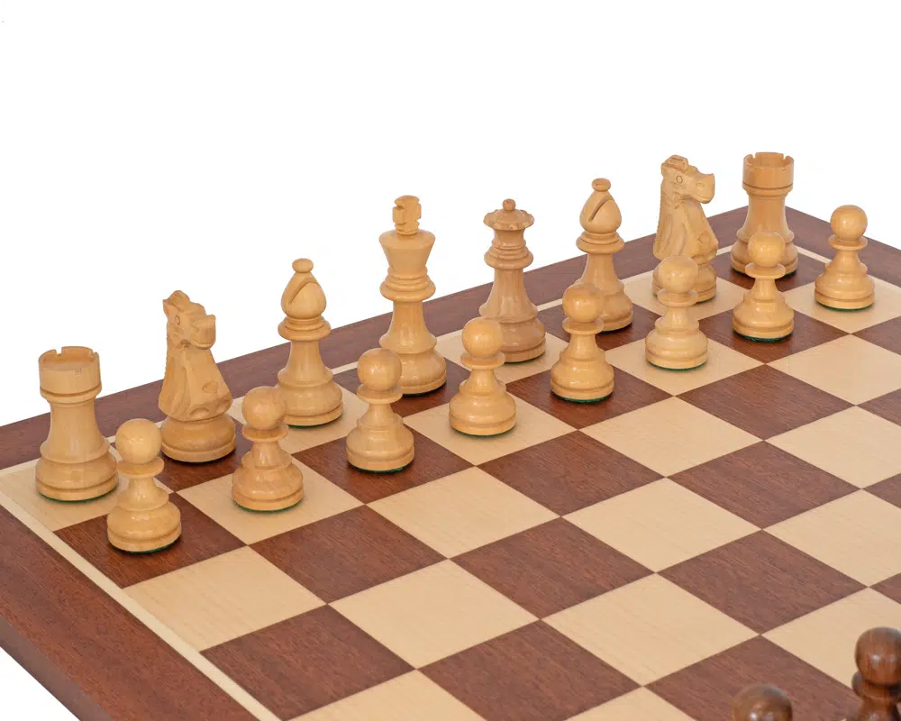 Ensemble French Knight Echiquier en Bois d'Acajou et Erable, Jeu d'Echecs en Bois de Rose Doré et Buis & Coffret de Rangement en Bois de Bouleau