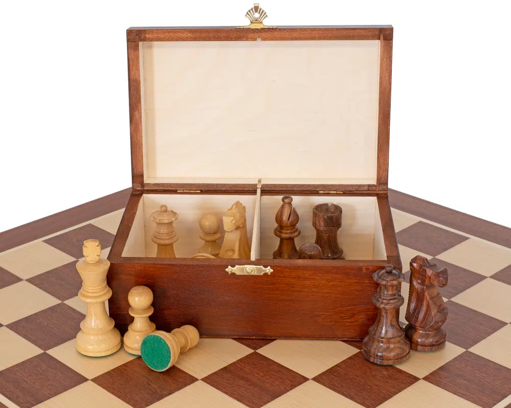 Ensemble French Knight Echiquier en Bois d'Acajou et Erable, Jeu d'Echecs en Bois de Rose Doré et Buis & Coffret de Rangement en Bois de Bouleau