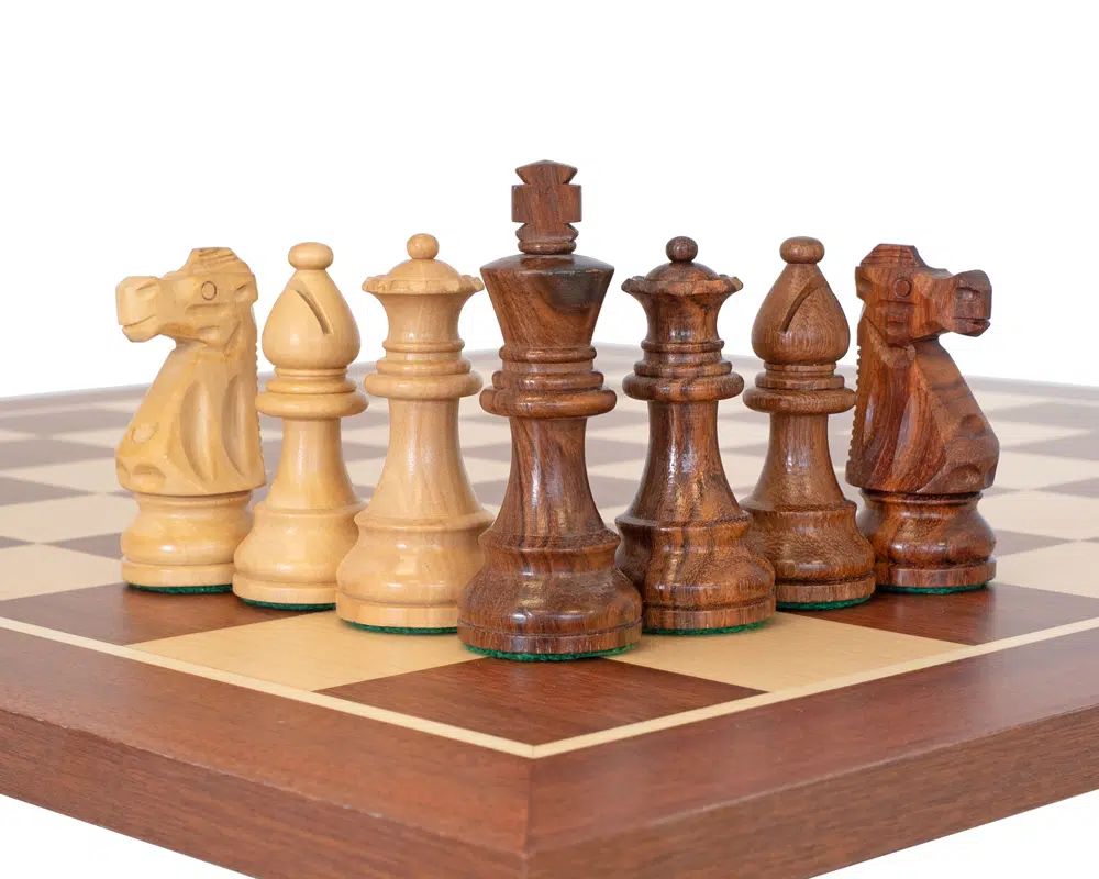 Ensemble French Knight Echiquier en Bois d'Acajou et Erable, Jeu d'Echecs en Bois de Rose Doré et Buis & Coffret de Rangement en Bois de Bouleau