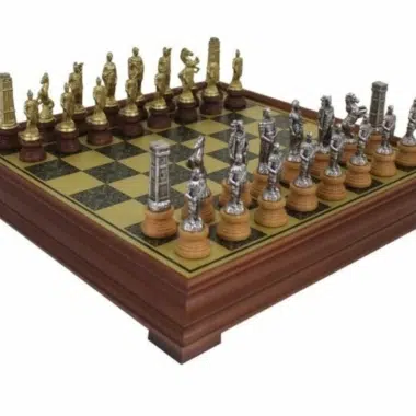 Set Romani vs Barbari II Scacchiera su Piedistallo in Legno Massello Effetto Ottone & Scacchi in Metallo e Legno Massello