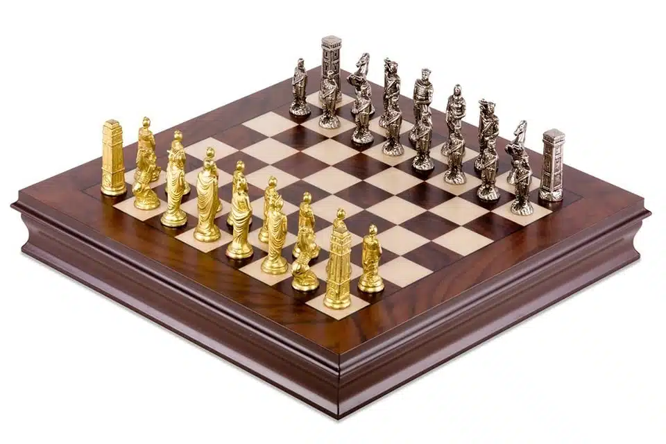 Set Romani vs Barbari III Scacchiera in Legno di Noce e Acero & Scacchi in Metallo Massiccio