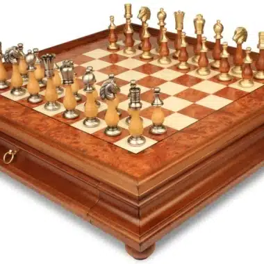 Set Orientale in Olmo con Scacchiera su Piedistallo con Cassetto Portapezzi & Scacchi in Legno e Ottone Massello
