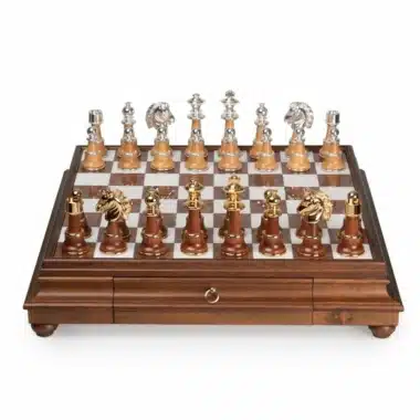 Set Staunton XL III Scacchiera su Piedistallo in Legno Massello e Piano in Alabastro di Toscana con Cassetto Portapezzi & Set di Scacchi in Legno e Ottone Placcato Oro e Argento