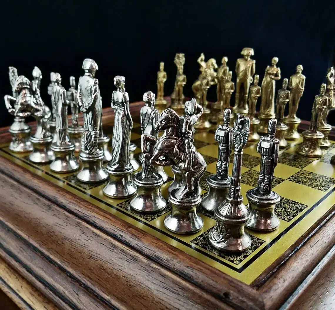 Set Grande Napoleone IV Scacchiera in Legno Originale e Scacchi in Metallo - immagine 7