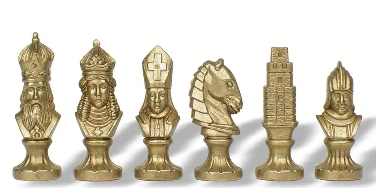 Set Moncada Scacchiera in Legno Massello, Piano in Alabastro di Toscana & Scacchi in Metallo - immagine 3