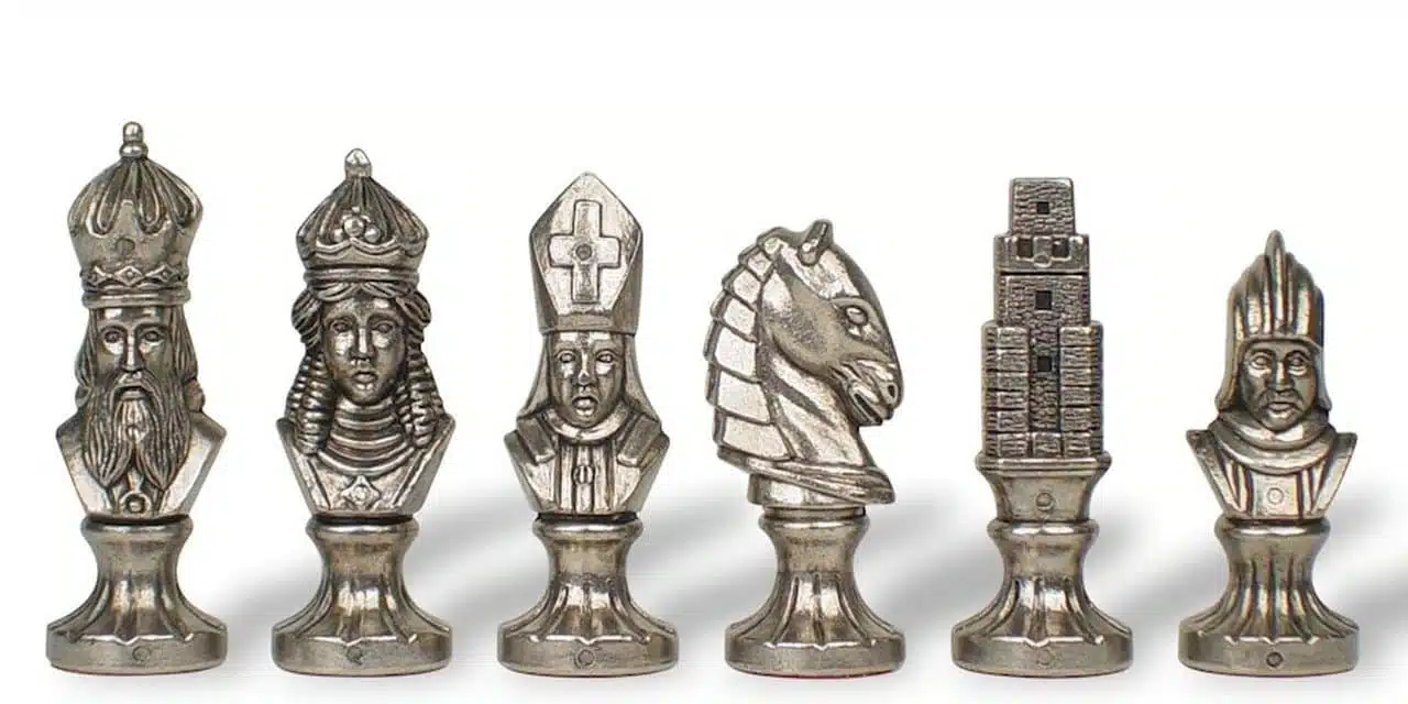 Set Medieval III Scacchiera in Similpelle & Scacchi in Metallo - immagine 7