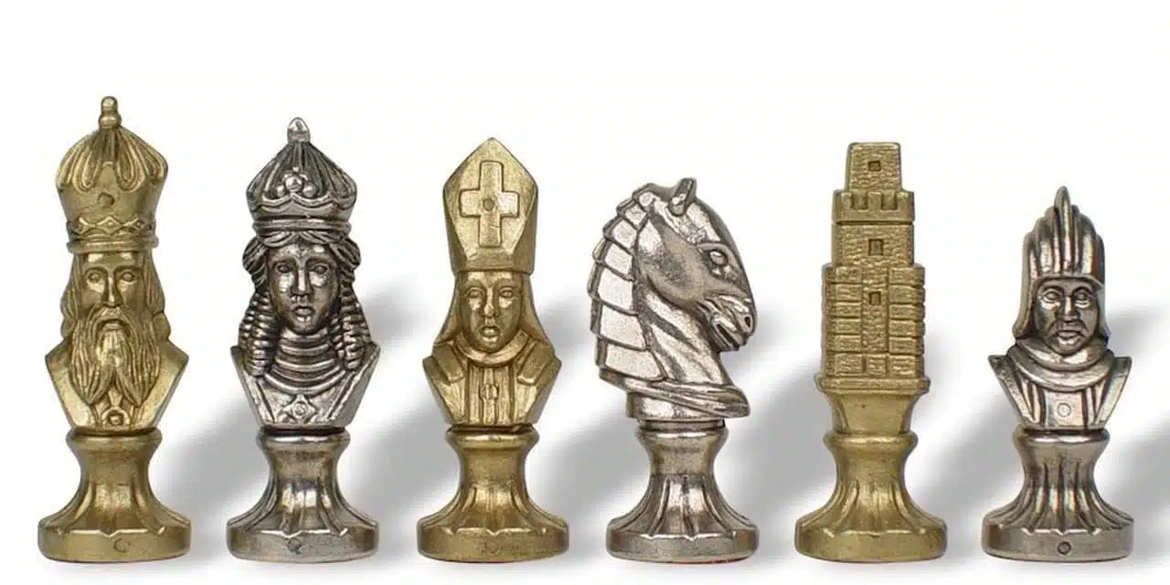 Set Medieval IV Scacchiera in Legno d'Acero & Scacchi in Metallo - immagine 6