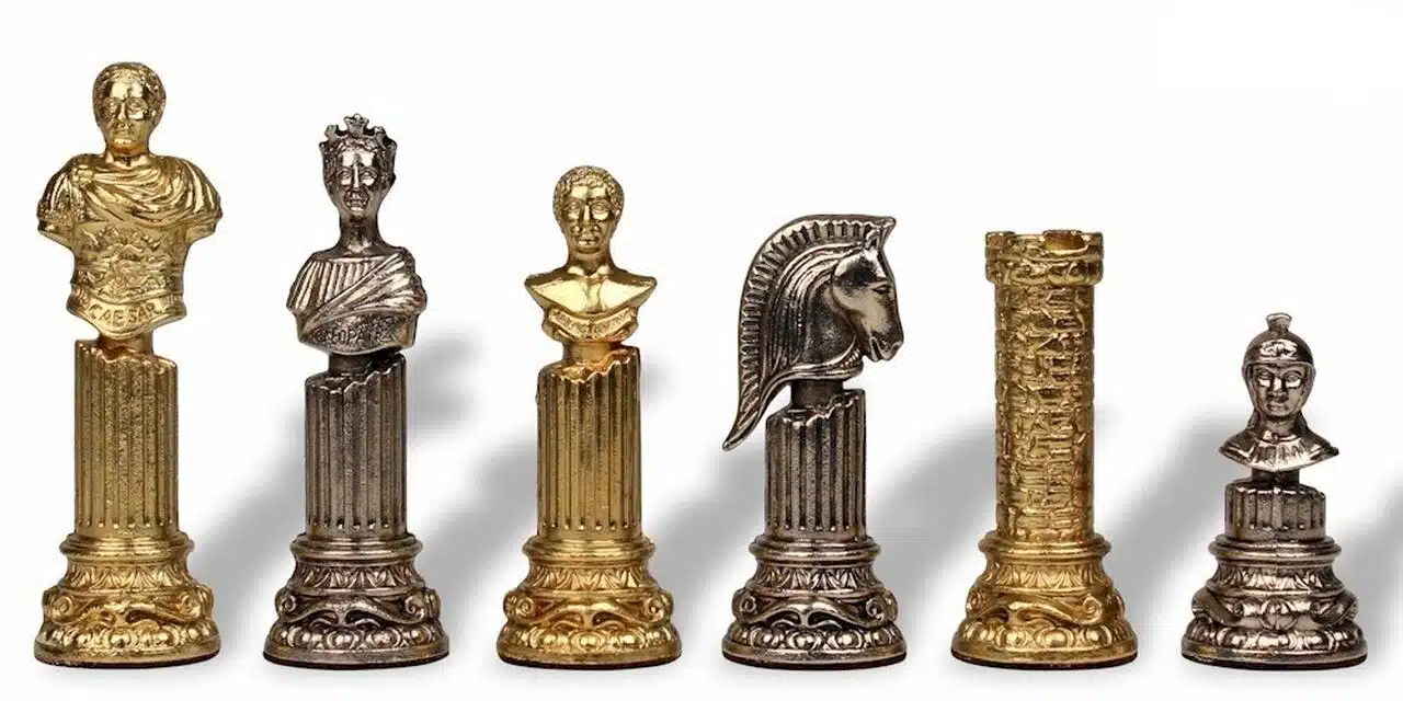 Set Impero Romano VII Scacchiera su Piedistallo in Legno e Scacchi in Metallo - immagine 5