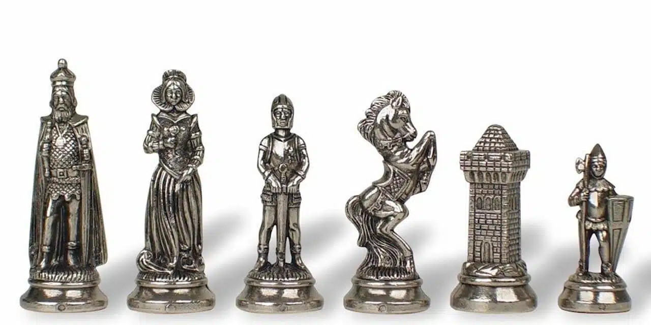 Set Mary Stuart VIII Scacchiera con Vano Portapezzi e Scacchi in Metallo - immagine 5