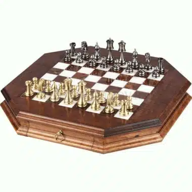 Set Persiano Superiore Scacchiera Ottagonale in Legno Massello con Cassetto Portapezzi, Piano in Alabastro & Scacchi in Ottone