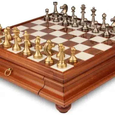 Set "Large Staunton II" Scacchiera su Piedistallo in Legno e Alabastro di Toscana e Scacchi in Ottone Staunton