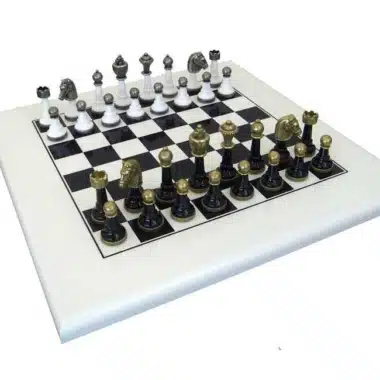 Ensemble "Staunton Design" Echiquier en Bois Laqué & Jeu d'Echecs en Métal Massif Laqué Noir et Blanc