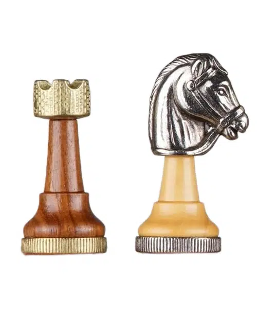 Scacchiera Marrone in Similpelle e Set di Scacchi Staunton in Legno e Metallo - immagine 9