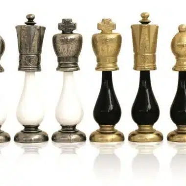 Set di Scacchi Bianco e Nero in Metallo e Legno