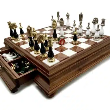 Set Bicolore III Nero e Bianco Scacchiera in Legno e Piano in Alabastro e Pezzi degli Scacchi in Metallo e Legno