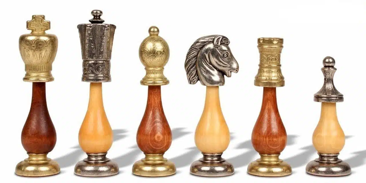 Set Arabic Style IX Scacchiera su Piedistallo in Legno e Pezzi degli Scacchi Staunton in Legno e Metallo - immagine 4