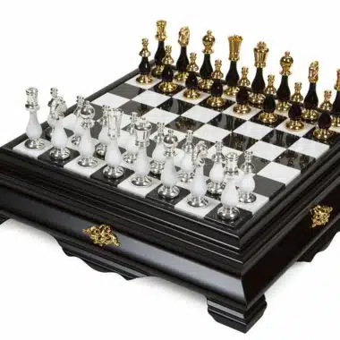 Set Art Deco di Lusso Scacchiera su Piede Nero e Bianco in Legno e Piano di Gioco in Marmo di Carrara con Vano Portapezzi e Scacchi Neri e Bianchi Oro 24 Carati