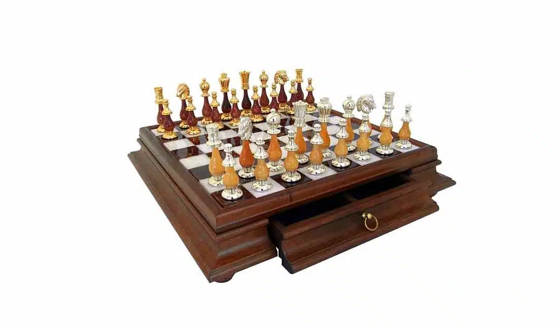 Ensemble "Large Oriental" Echiquier sur Pied en Bois Massif et Plateau en Albâtre de Toscane avec Tiroir de Rangement & Jeu d'Echecs en Bois et Laiton Plaqué Or et Argent