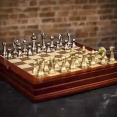 Set Staunton Scacchiera in Legno di Noce e Acero e Pezzi degli Scacchi in Ottone Massiccio