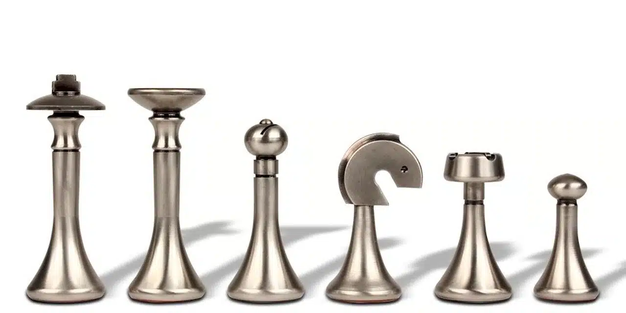 Set di Scacchi in Ottone Massiccio Contemporaneo - immagine 3