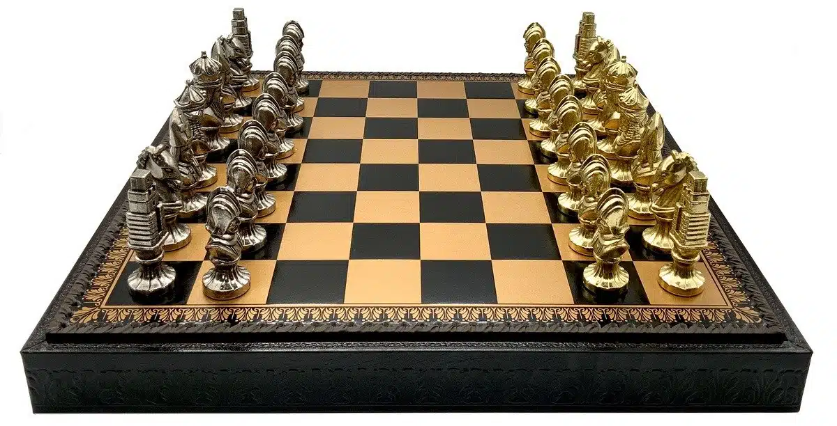 Set Medieval III Scacchiera in Similpelle & Scacchi in Metallo - immagine 3