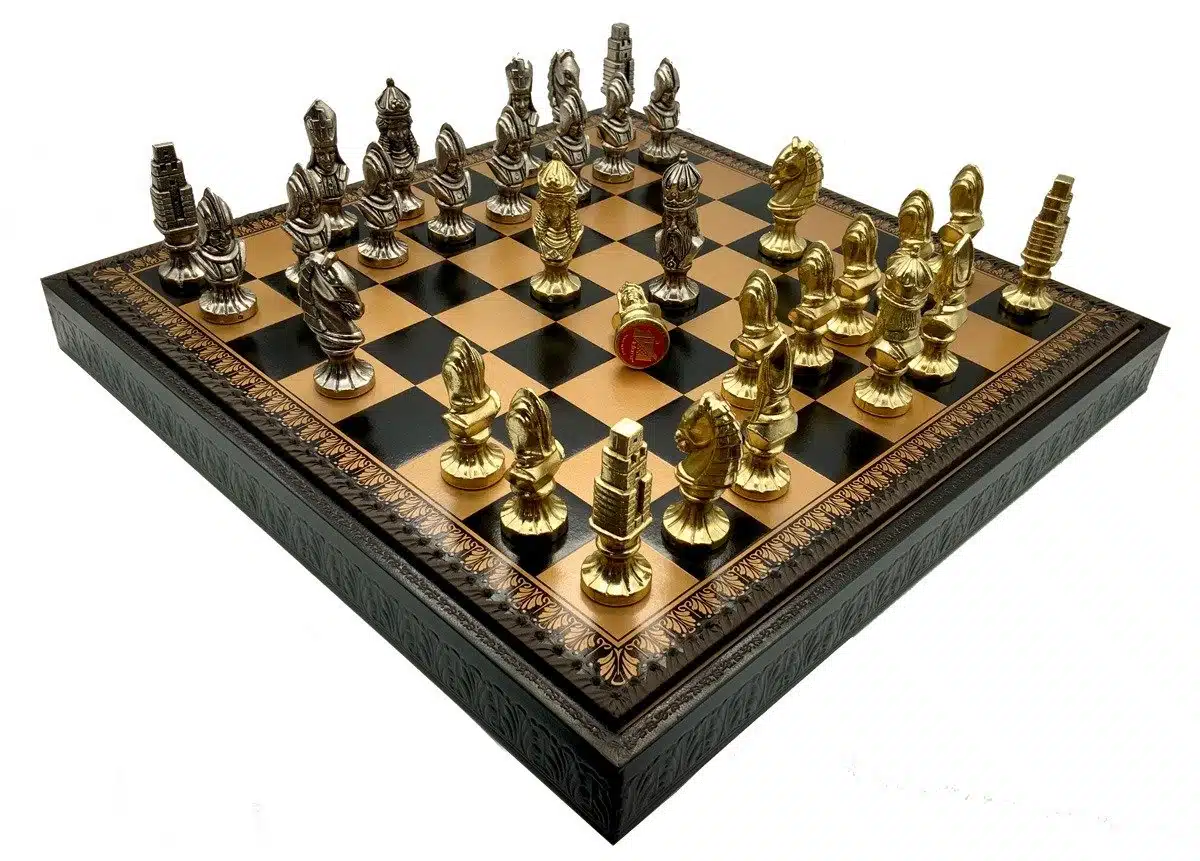 Set Medieval III Scacchiera in Similpelle & Scacchi in Metallo