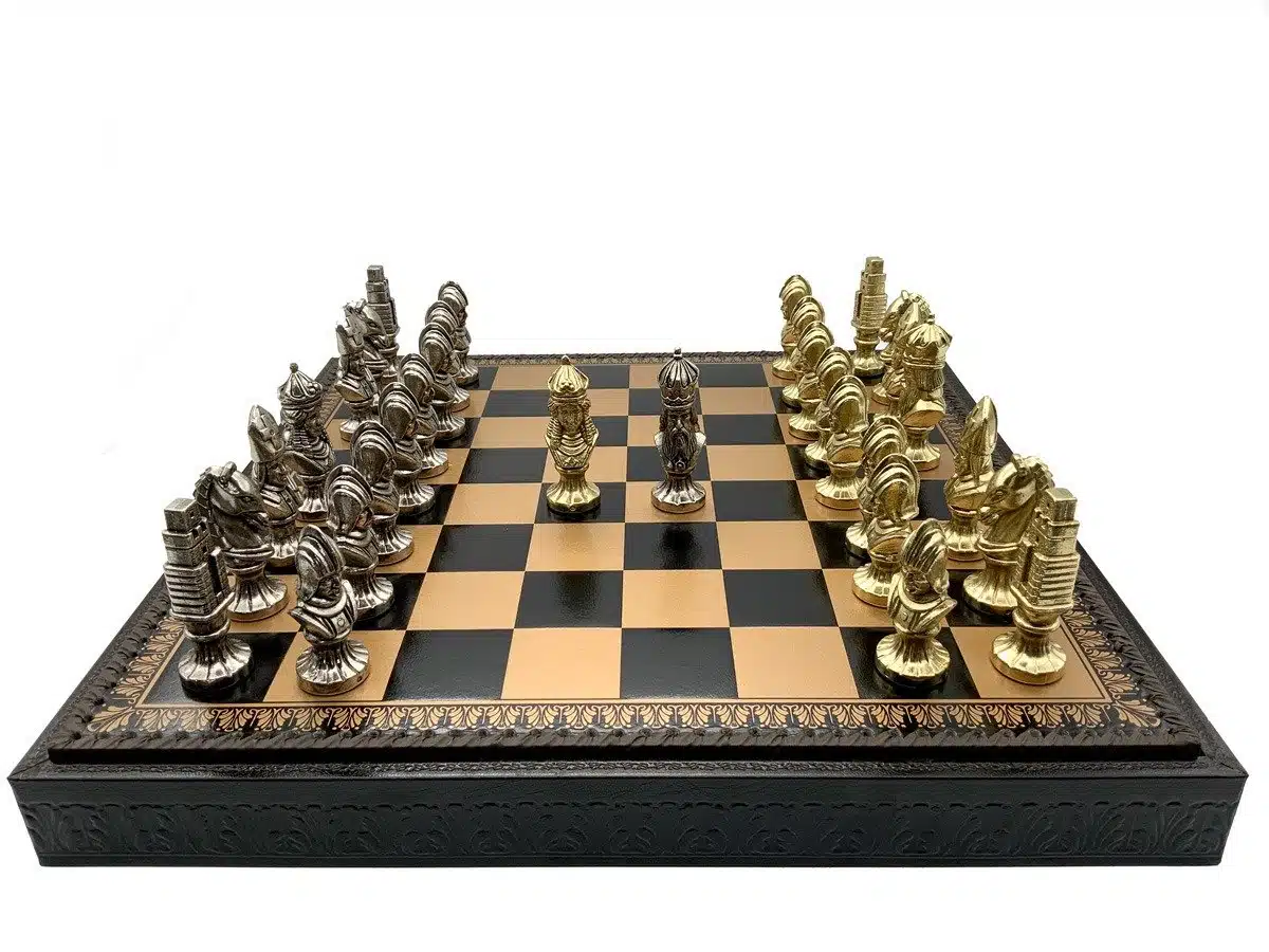Set Medieval III Scacchiera in Similpelle & Scacchi in Metallo - immagine 2