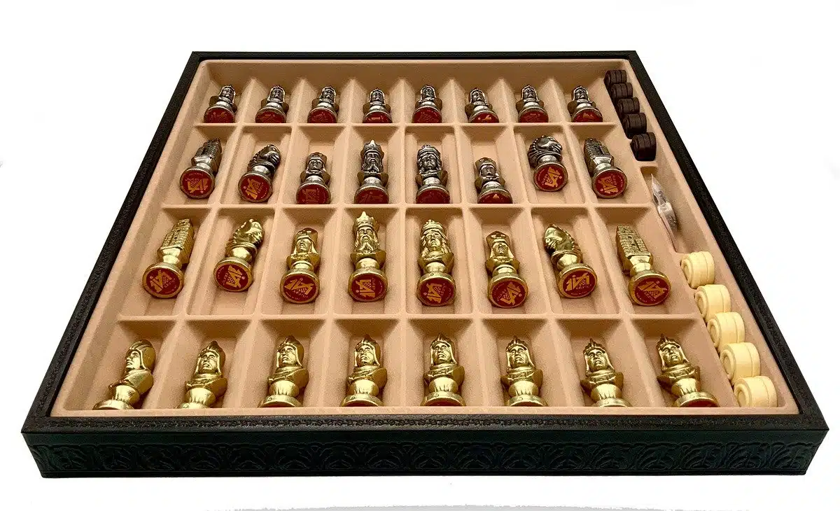 Set Medieval III Scacchiera in Similpelle & Scacchi in Metallo - immagine 4