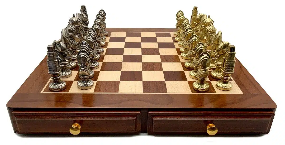 Set Medieval IV Scacchiera in Legno d'Acero & Scacchi in Metallo