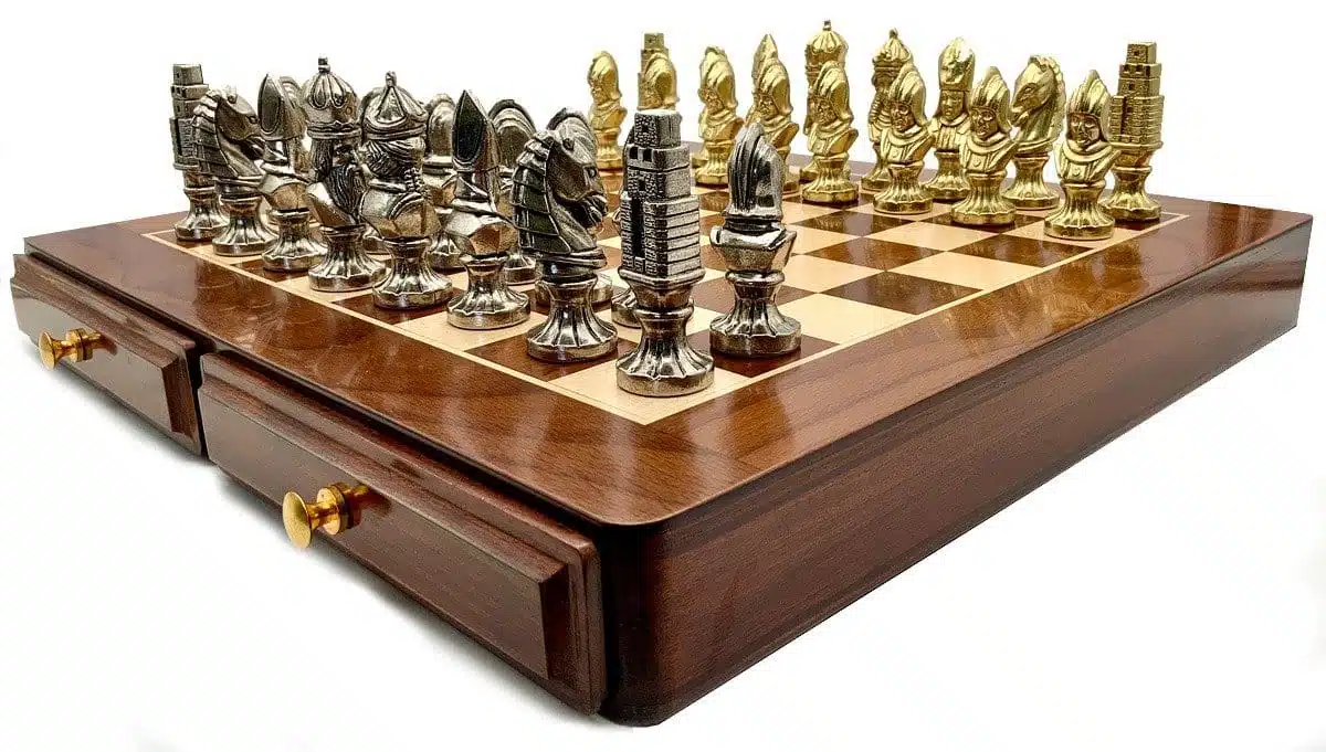 Set Medieval IV Scacchiera in Legno d'Acero & Scacchi in Metallo - immagine 3