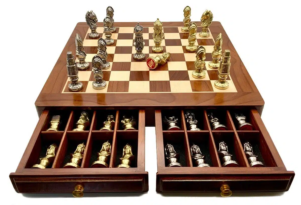 Set Medieval IV Scacchiera in Legno d'Acero & Scacchi in Metallo - immagine 2