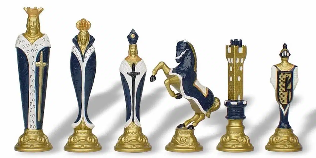 Set Rinascimento di Alta Gamma Scacchiera in Legno d'Acero Laccato Blu e Scacchi in Metallo Dipinti a Mano - immagine 6