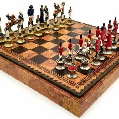 Set Napoleone III Scacchiera in Similpelle Mappamondo Antico e Scacchi in Metallo Dipinti a Mano