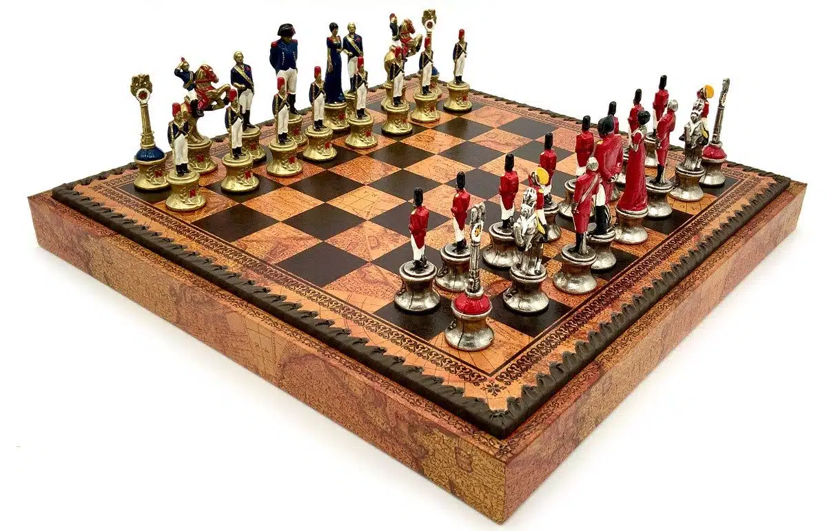 Set Napoleone III Scacchiera in Similpelle Mappamondo Antico e Scacchi in Metallo Dipinti a Mano