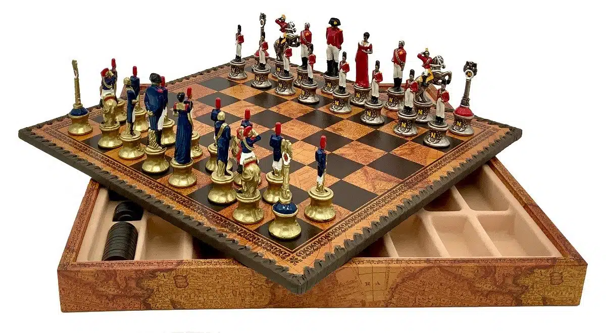 Set Napoleone III Scacchiera in Similpelle Mappamondo Antico e Scacchi in Metallo Dipinti a Mano - immagine 3