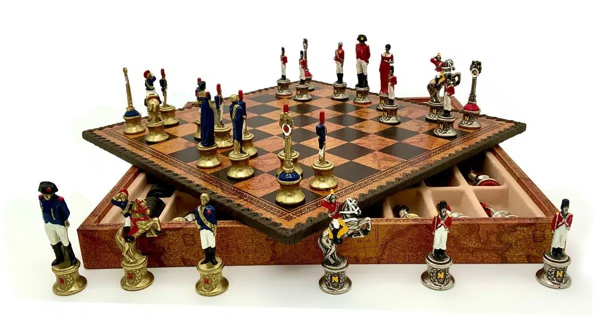 Set Napoleone III Scacchiera in Similpelle Mappamondo Antico e Scacchi in Metallo Dipinti a Mano - immagine 2