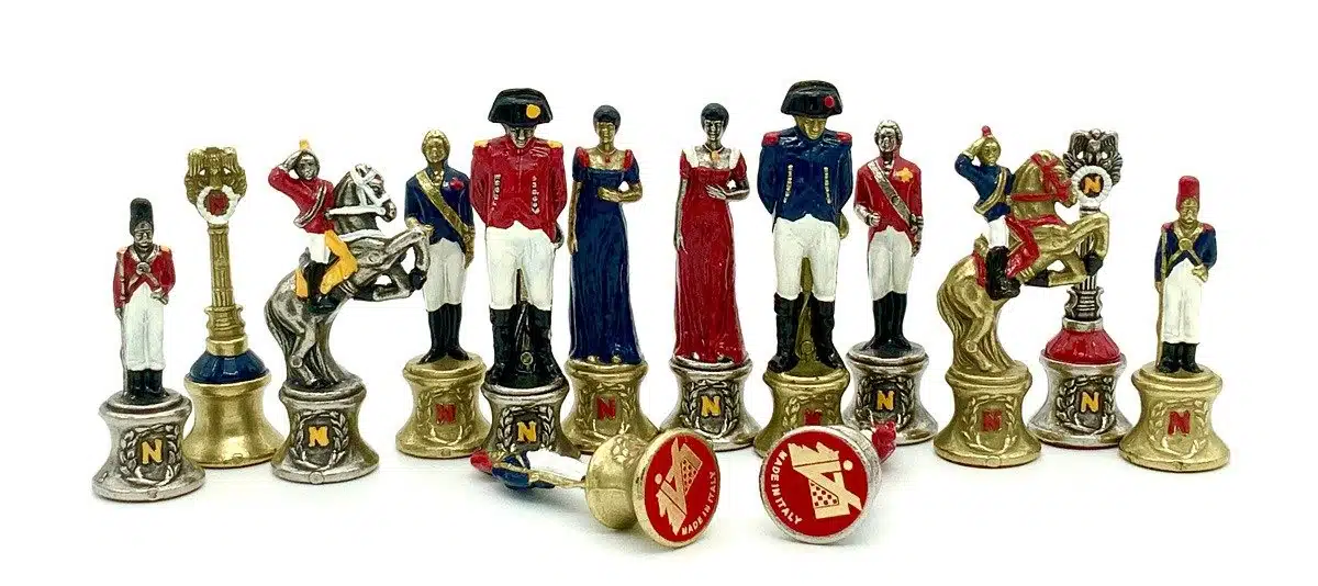 Set Napoleone III Scacchiera in Similpelle Mappamondo Antico e Scacchi in Metallo Dipinti a Mano - immagine 4