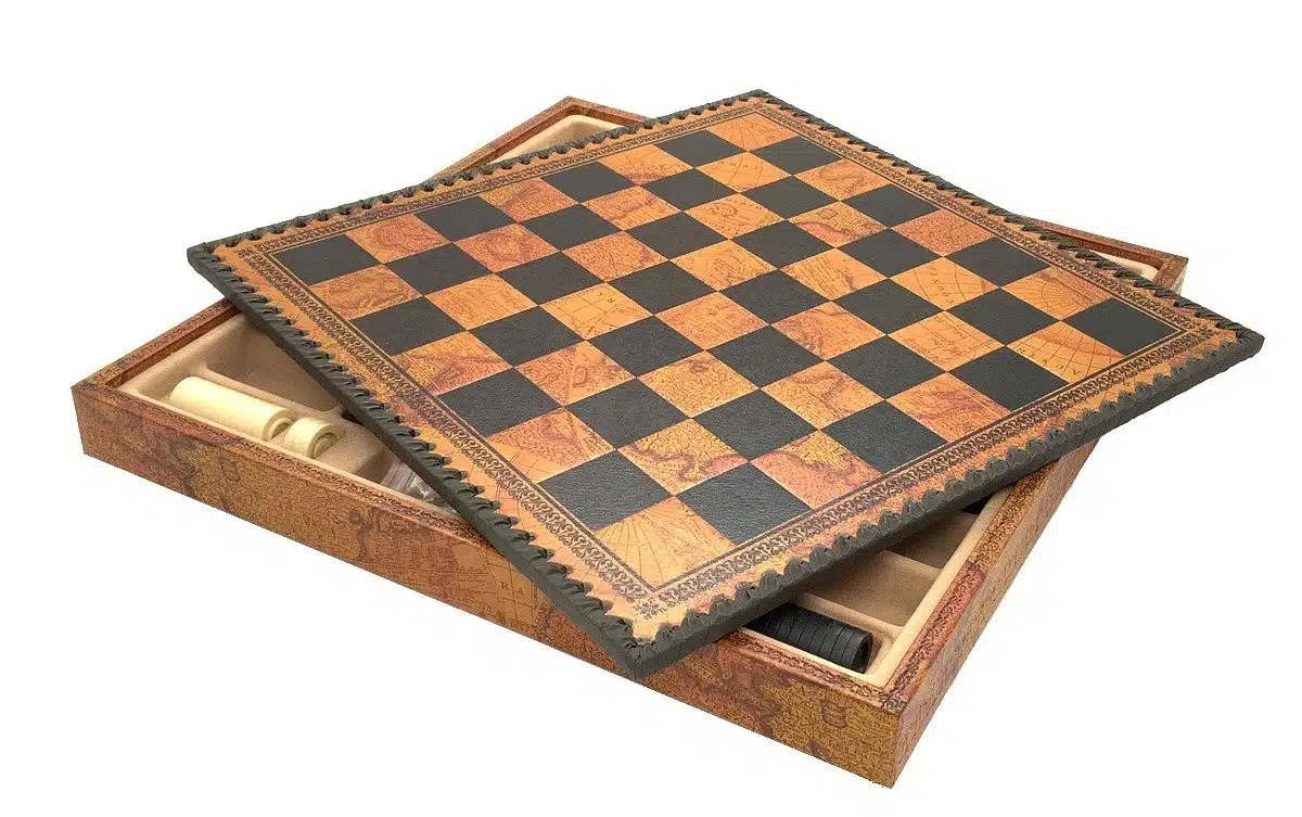 Set Napoleone III Scacchiera in Similpelle Mappamondo Antico e Scacchi in Metallo Dipinti a Mano - immagine 6