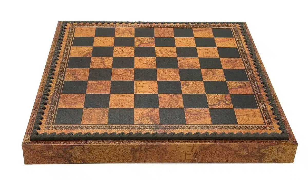 Set Napoleone III Scacchiera in Similpelle Mappamondo Antico e Scacchi in Metallo Dipinti a Mano - immagine 5