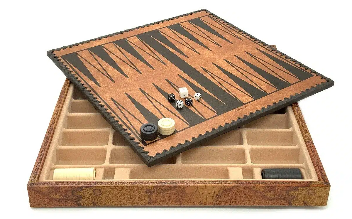 Set Napoleone III Scacchiera in Similpelle Mappamondo Antico e Scacchi in Metallo Dipinti a Mano - immagine 7
