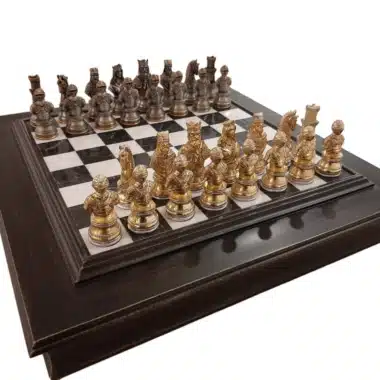 Set Busto Medievale di Alta Gamma III Scacchiera in Legno con Piano in Alabastro e Scacchi in Peltro Placcati Oro e Argento
