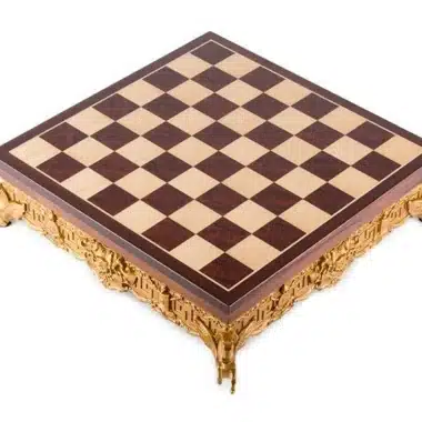 Scacchiera su Piedistallo in Metallo Dorato e Piano in Legno Massello con Vano Portapezzi