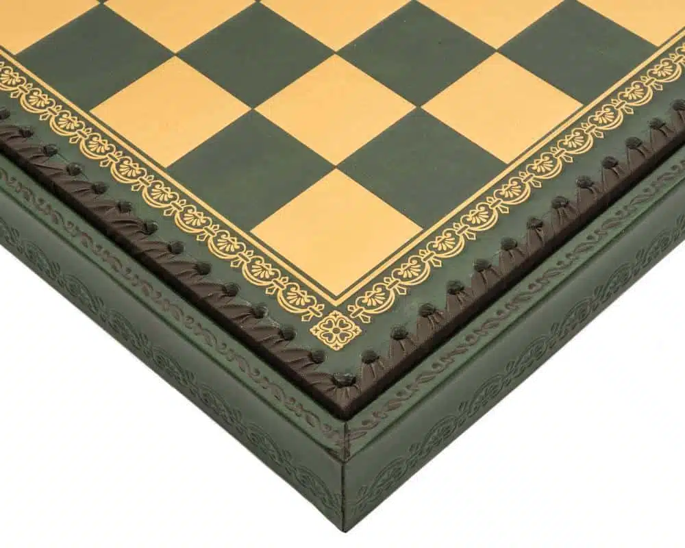 Set Camelot Re Artù XIII Scacchiera con Vano Portapezzi e Scacchi in Metallo - immagine 18