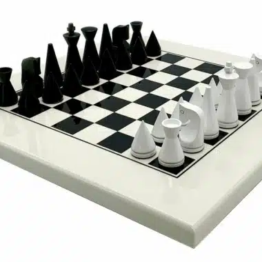 Set Piramide Moderno Bianco Scacchiera in Legno Massello Laccato Bianco & Scacchi in Legno Laccato Nero e Bianco