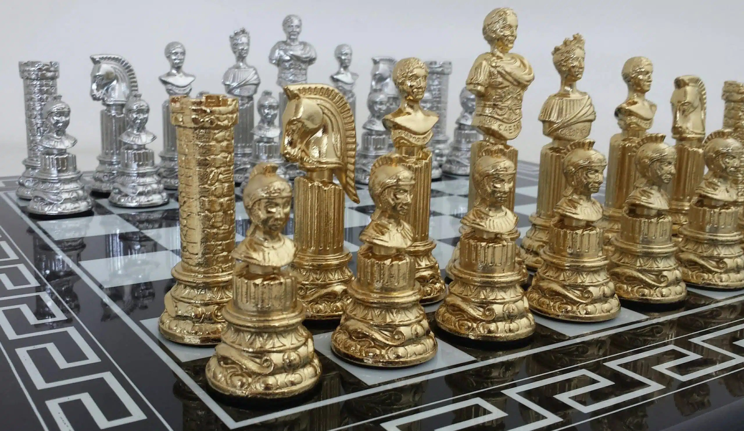 Set di Scacchi in Metallo Placcato Oro e Argento Colonna Romana - immagine 12