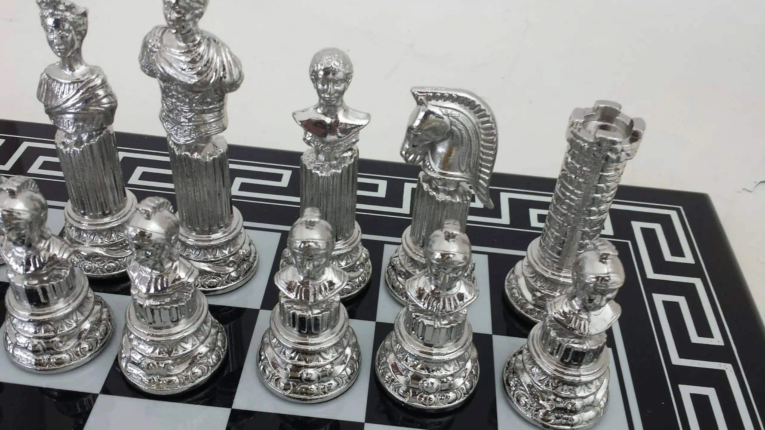 Set di Scacchi in Metallo Placcato Oro e Argento Colonna Romana - immagine 13