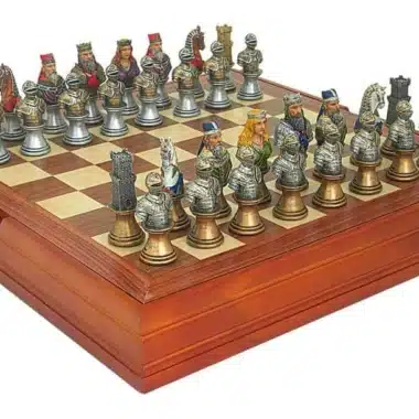 Set Scacchiera Medievale in Legno di Acero e Noce & Scacchi in Resina Dipinti a Mano