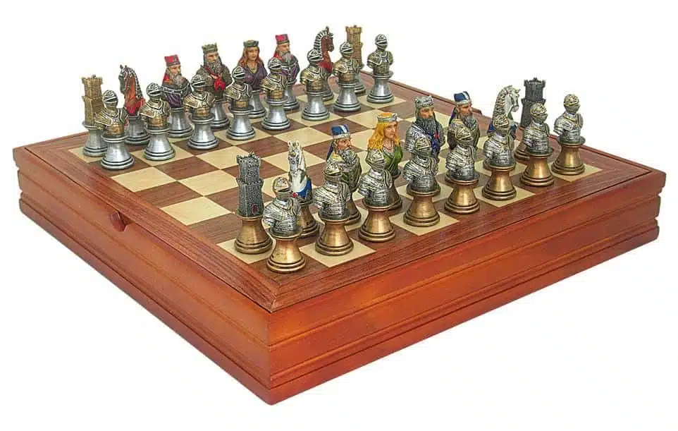 Set Scacchiera Medievale in Legno di Acero e Noce & Scacchi in Resina Dipinti a Mano
