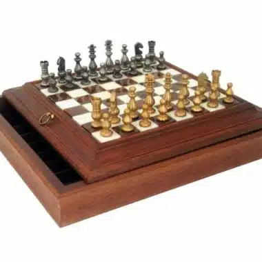 Set Stile Francese Scacchiera in Legno Massello e Piano in Alabastro con Vano Portapezzi & Scacchi in Ottone Massiccio